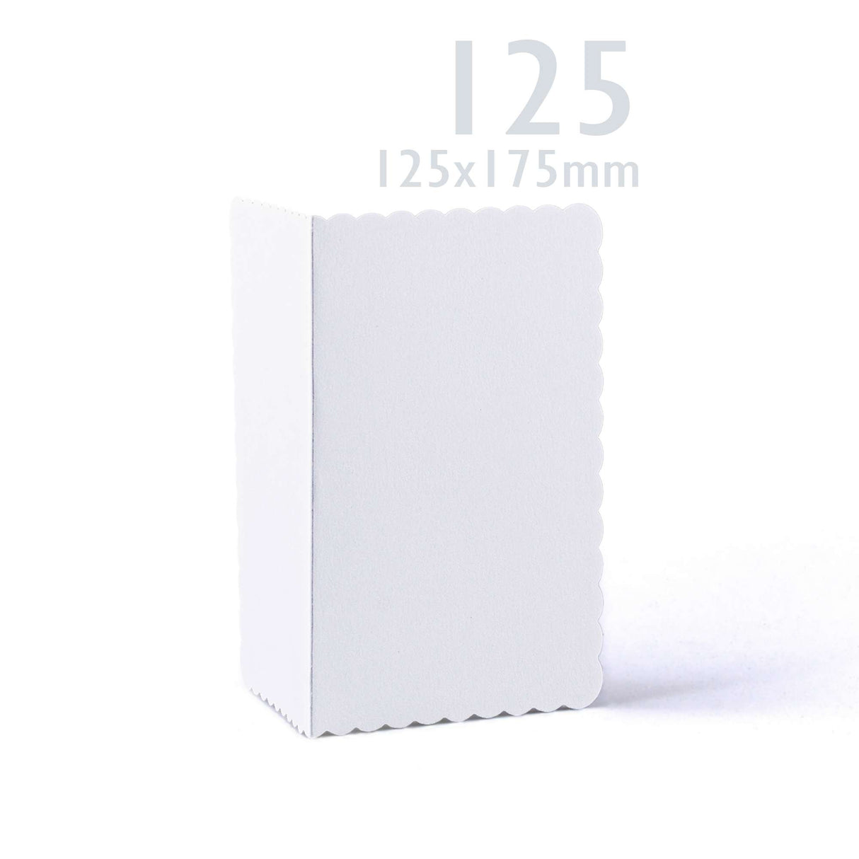 Witte kaarten en enveloppen met golvende rand – verpakking