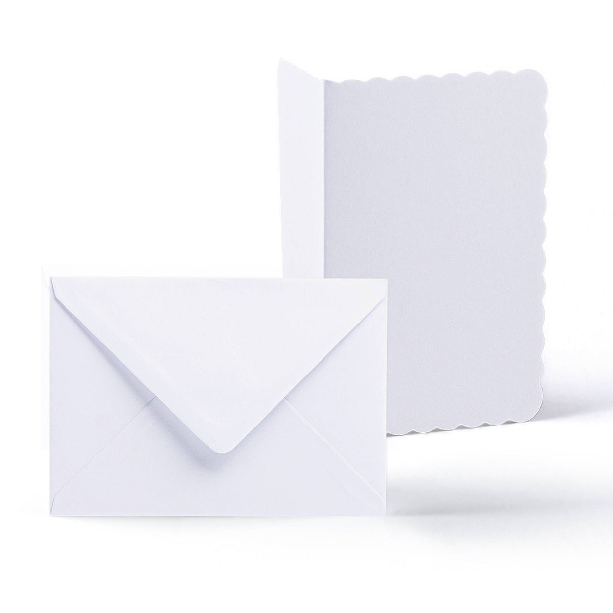 Witte kaarten en enveloppen met golvende rand – verpakking
